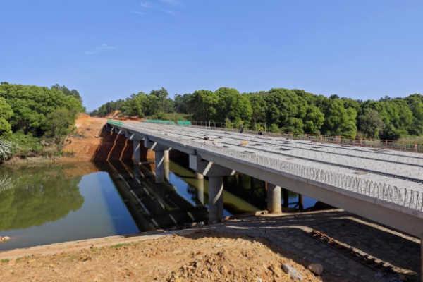 豐城市新城區至豐城南站公路新建工程塔埠豐水河大橋架設完成